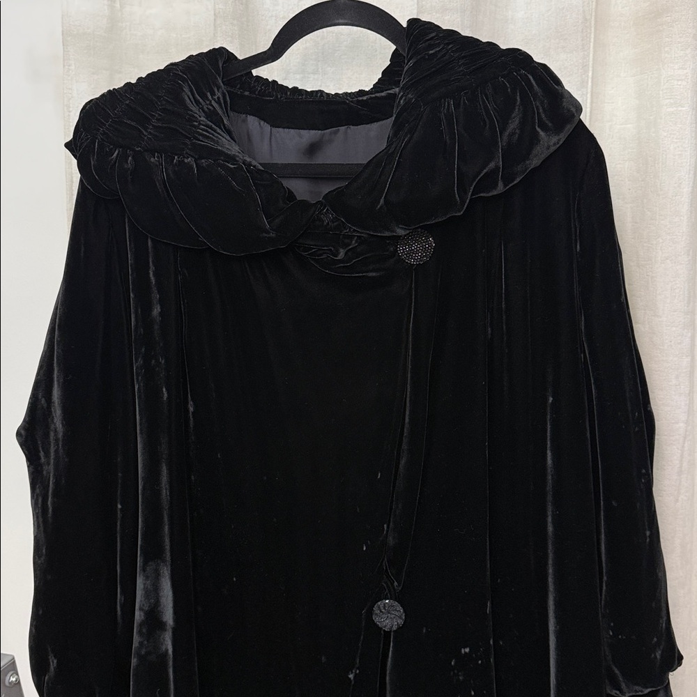 VINTAGE BLACK VELVET OPERA SWING COAT LARGE